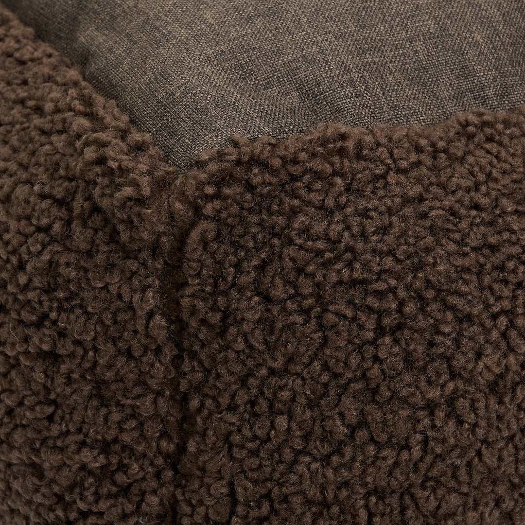 Brun hundeseng i teddy materiale