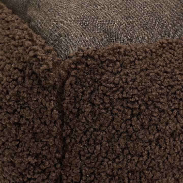 Brun hundeseng i teddy materiale