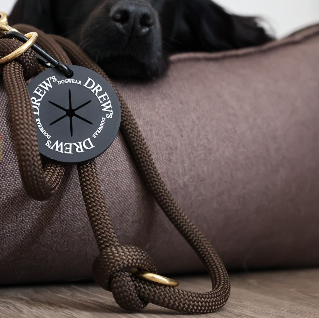 Brun hundesnor med sort hund