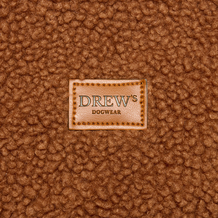 Brun hundesweater med Drews dogwear logo på