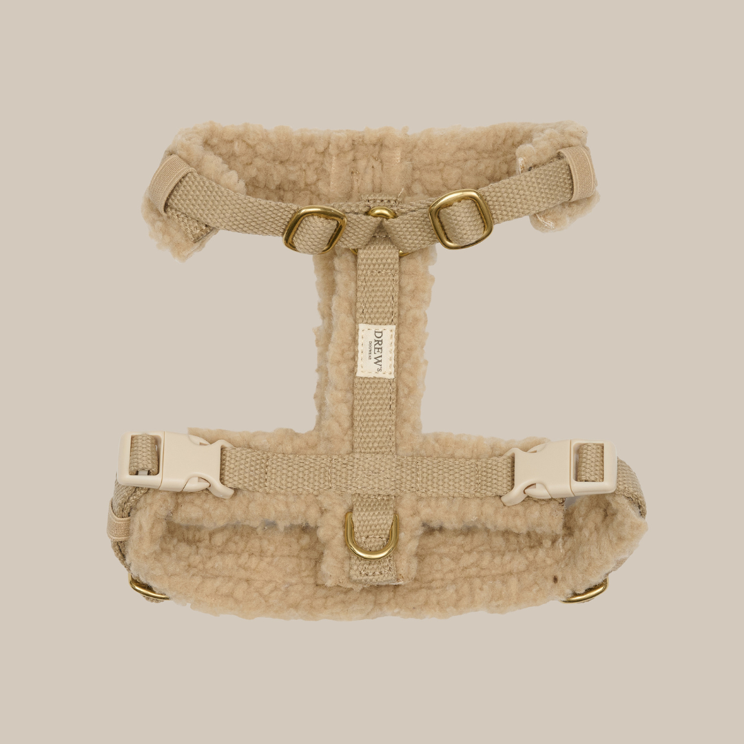Beige hundesele i teddy materiale. Blød og varm Y-sele