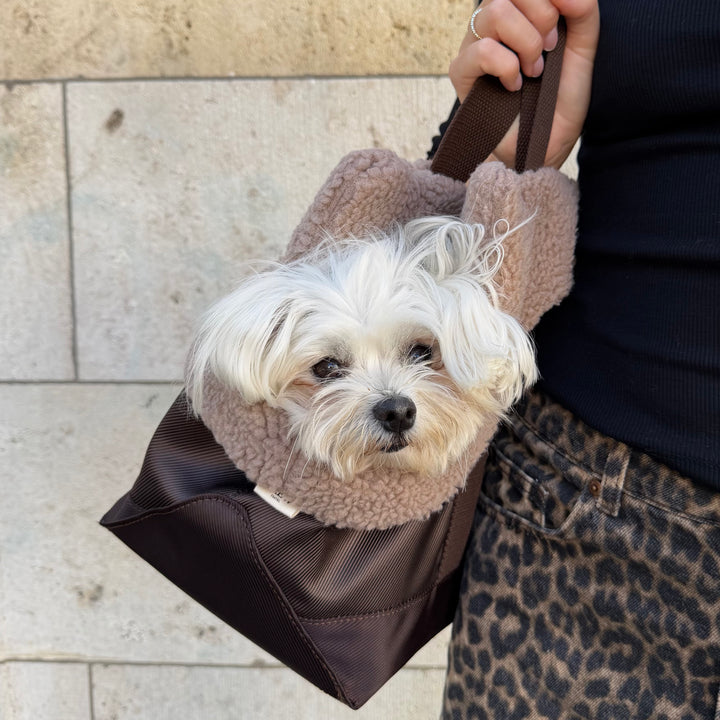 Brun hundetaske med inderfor og hund i