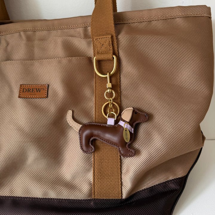Bag charm gravhund, n'glaring med gravhund I brun